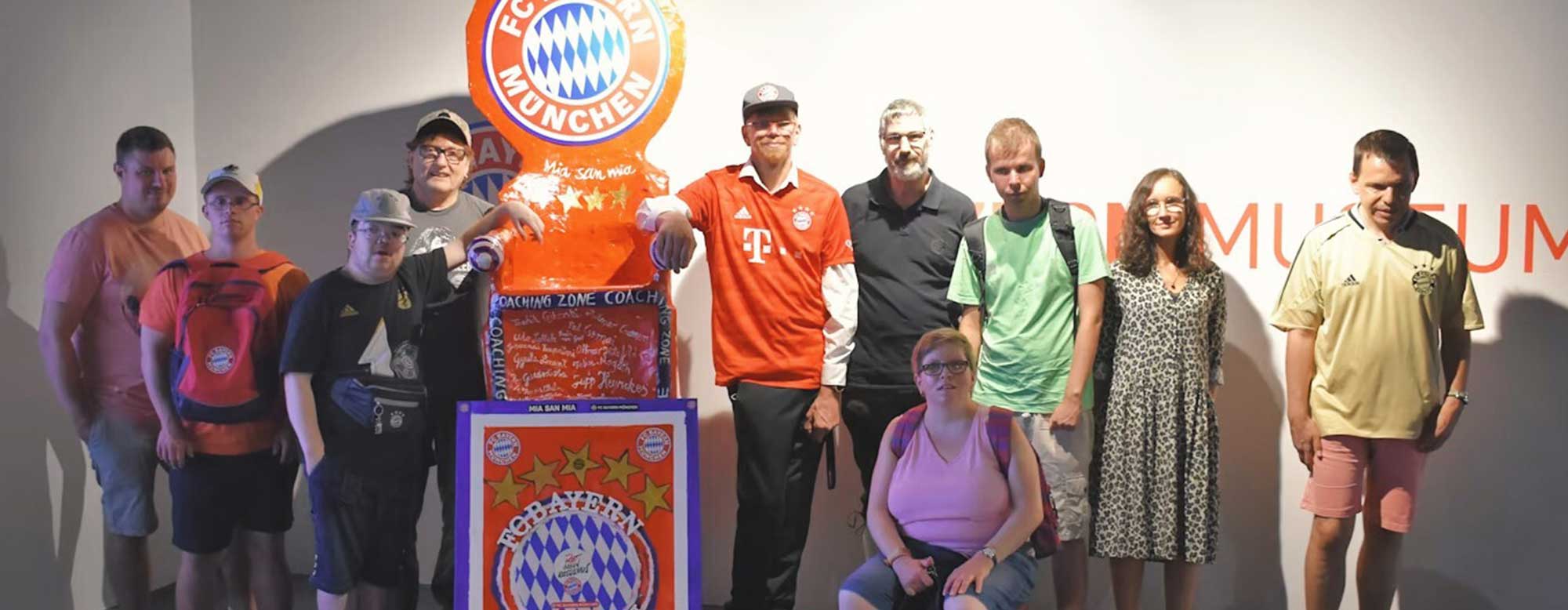 St. Josefs-Stift übergibt Den „FC Bayern Thron“ - St. Josefs-Stift ...